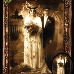 "Changing Portrait - Mr. And Mrs. Gruel" Hanging Halloween Decoration
